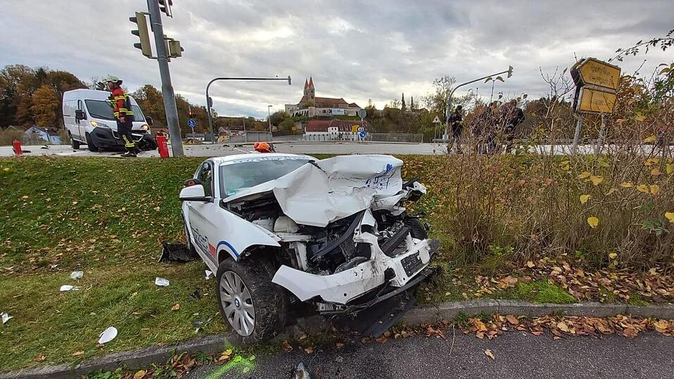 An der Ampelkreuzung bei Reichenbach stießen ein Fahrschulauto und ein Kleintransporter zusammen. Der Fahrlehrer wurde dabei schwer verletzt und mit dem Hubschrauber ins Krankenhaus geflogen. An der Ampelkreuzung bei Reichenbach stießen ein Fahrschulauto und ein Kleintransporter zusammen. Der Fahrlehrer wurde dabei schwer verletzt und mit dem Hubschrauber ins Krankenhaus geflogen.