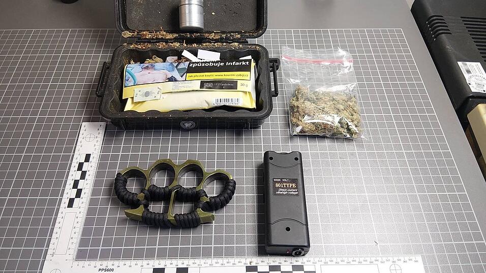 Dem Elektroschocker fehlt das Prüfzeichen. Dem Elektroschocker fehlt das Prüfzeichen.