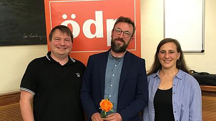 Robert Fischer (links) und Stadträtin Astrid Lamby mit dem frisch gewählten OB-Kandidaten Benedikt Suttner.