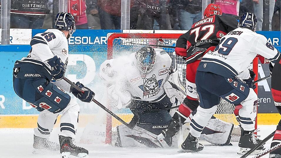 Umzingelt von Schlittenhunden: EVL-Stürmer Trevor Gooch (3.v.li.) sorgte am Sonntagabend für zwei kleine Hoffnungsschimmer am Gutenbergweg. Erst verkürzte der 31-jährige US-Amerikaner aus Mantua auf 1:2 und später auf 2:4 - für Zählbares hat’s dennoch nicht gereicht. Umzingelt von Schlittenhunden: EVL-Stürmer Trevor Gooch (3.v.li.) sorgte am Sonntagabend für zwei kleine Hoffnungsschimmer am Gutenbergweg. Erst verkürzte der 31-jährige US-Amerikaner aus Mantua auf 1:2 und später auf 2:4 - für Zählbares hat’s dennoch nicht gereicht.