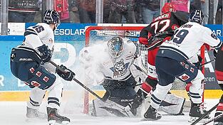 Umzingelt von Schlittenhunden: EVL-St&uuml;rmer Trevor Gooch (3.v.li.) sorgte am Sonntagabend f&uuml;r zwei kleine Hoffnungsschimmer am Gutenbergweg. Erst verk&uuml;rzte der 31-j&auml;hrige US-Amerikaner aus Mantua auf 1:2 und sp&auml;ter auf 2:4 - f&uuml;r Z&auml;hlbares hat&rsquo;s dennoch nicht gereicht.