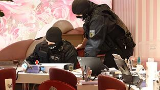 Im Januar durchsuchten Bundespolizisten ein Nagelstudio in Düsseldorf. (Archivbild) Im Januar durchsuchten Bundespolizisten ein Nagelstudio in Düsseldorf. (Archivbild)
