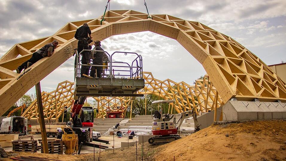 Der Holzbau der Park-Arena wird bis zum 1. Mai fertig, sagt Josef Penzkofer.