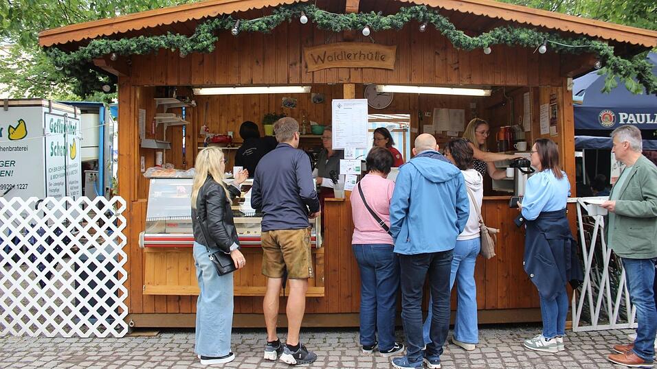 Bei der Waldlerh&uuml;tte verkaufen die Mitglieder leckeren Kuchen und Kaffee.