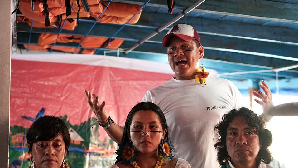 Leo Cerda gibt mit anderen Aktivistinnen und Aktivisten zum Auftakt der COP30 eine Pressekonferenz an Bord des Schiffes.