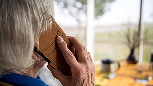 Seit f&uuml;nf Jahren gibt es &uuml;berall in Bayern telefonische Krisendienste f&uuml;r Menschen in seelischer Not. (Symbolbild)