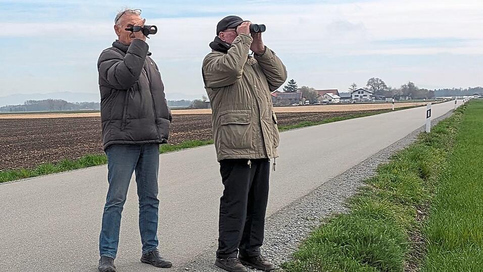 Franz Meindl und G&uuml;nter Wutz vom Bund Naturschutz suchen mit Fernglas und W&auml;rmebildkamera die Fluren nach br&uuml;tenden V&ouml;geln ab.