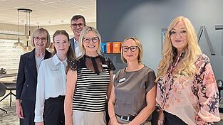 Die Matt-Geschäftsleiter Birgit (l.) und Michael Matt besuchten am Freitag die Bad Kötztinger Filiale und deren Mitarbeiter. Für den Ausbau hat sich Eva Blass zur Hörakustikerin weiterbilden lassen. Die Matt-Geschäftsleiter Birgit (l.) und Michael Matt besuchten am Freitag die Bad Kötztinger Filiale und deren Mitarbeiter. Für den Ausbau hat sich Eva Blass zur Hörakustikerin weiterbilden lassen.