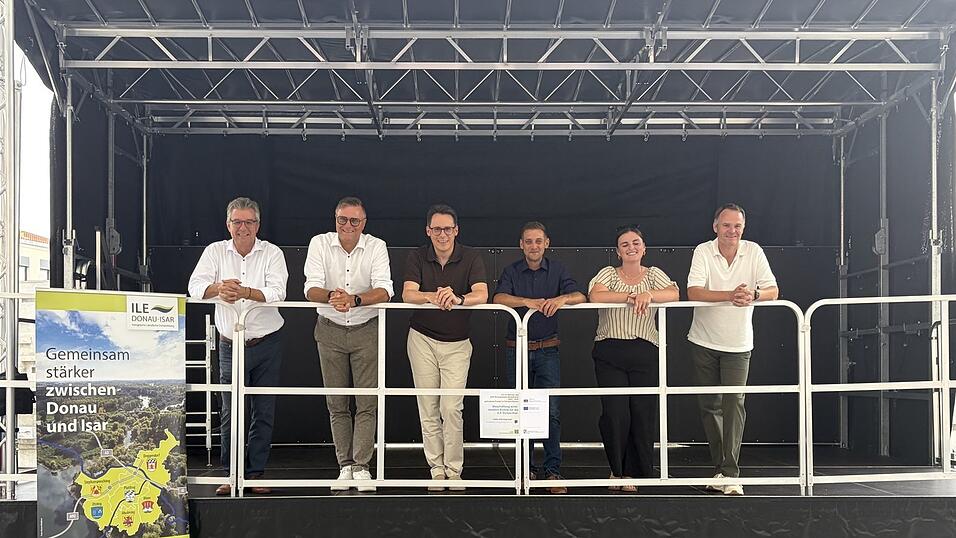 Ein erster Auftritt der Bürgermeister auf der neuen Bühne: (v. l.) Hans Schmalhofer (Plattling), Alexander Zacher (Moos), Dr. Christian Moser (Deggendorf), Stefan Riederer (Otzing), Monika Obermeier (Aholming) und Matthias Knogl (Vize-Bürgermeister Stephansposching). Ein erster Auftritt der Bürgermeister auf der neuen Bühne: (v. l.) Hans Schmalhofer (Plattling), Alexander Zacher (Moos), Dr. Christian Moser (Deggendorf), Stefan Riederer (Otzing), Monika Obermeier (Aholming) und Matthias Knogl (Vize-Bürgermeister Stephansposching).