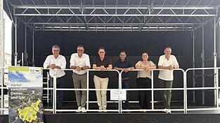 Ein erster Auftritt der Bürgermeister auf der neuen Bühne: (v. l.) Hans Schmalhofer (Plattling), Alexander Zacher (Moos), Dr. Christian Moser (Deggendorf), Stefan Riederer (Otzing), Monika Obermeier (Aholming) und Matthias Knogl (Vize-Bürgermeister Stephansposching). Ein erster Auftritt der Bürgermeister auf der neuen Bühne: (v. l.) Hans Schmalhofer (Plattling), Alexander Zacher (Moos), Dr. Christian Moser (Deggendorf), Stefan Riederer (Otzing), Monika Obermeier (Aholming) und Matthias Knogl (Vize-Bürgermeister Stephansposching).