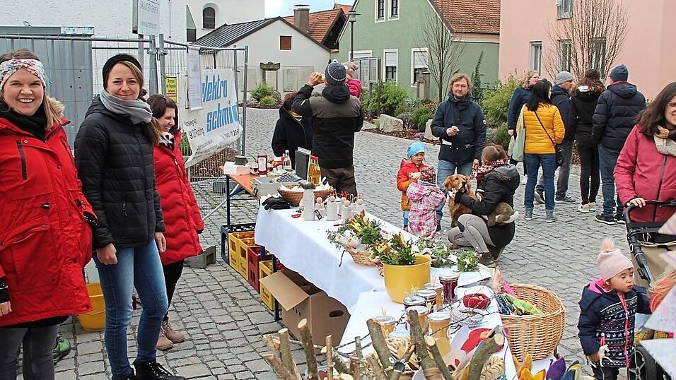 Einen Ostermarkt für die Ukraine hielt der Elternbeirat 'Heilige Familie'. Einen Ostermarkt für die Ukraine hielt der Elternbeirat 'Heilige Familie'.