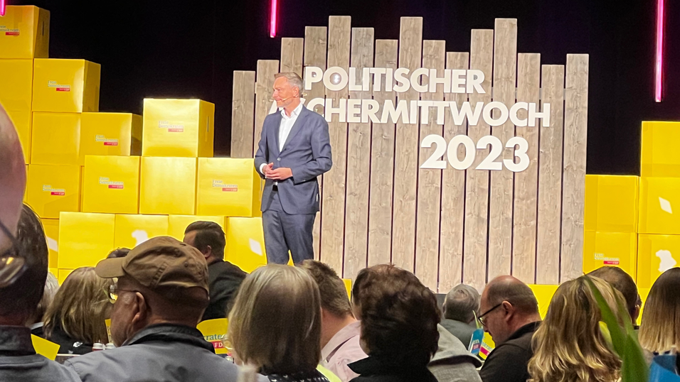 FDP-Chef Christian Lindner spricht auf der B&uuml;hne.