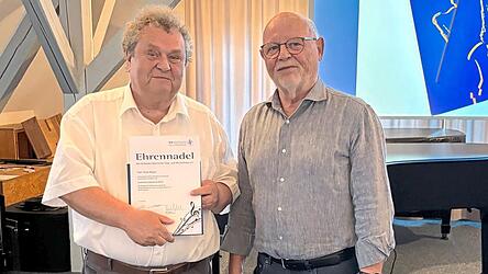 Seit der Gr&uuml;ndung der Musikschule engagiert sich Hans Mayer f&uuml;r die Bildungseinrichtung. Dr. Hartmut Holzinger, Vorsitzender des F&ouml;rdervereins der Landkreismusikschule, kann Mayer eine der h&ouml;chsten Auszeichnungen des bayerischen Musikschulverbandes &uuml;berreichen.