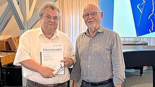 Seit der Gründung der Musikschule engagiert sich Hans Mayer für die Bildungseinrichtung. Dr. Hartmut Holzinger, Vorsitzender des Fördervereins der Landkreismusikschule, kann Mayer eine der höchsten Auszeichnungen des bayerischen Musikschulverbandes überreichen. Seit der Gründung der Musikschule engagiert sich Hans Mayer für die Bildungseinrichtung. Dr. Hartmut Holzinger, Vorsitzender des Fördervereins der Landkreismusikschule, kann Mayer eine der höchsten Auszeichnungen des bayerischen Musikschulverbandes überreichen.