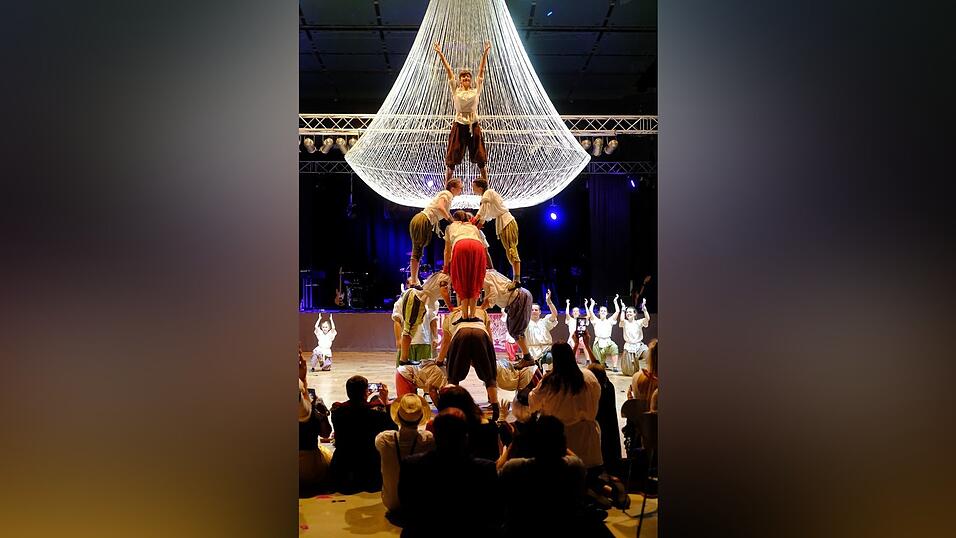 Der Künstlerball bot ein großes Showprogramm. Der Künstlerball bot ein großes Showprogramm.