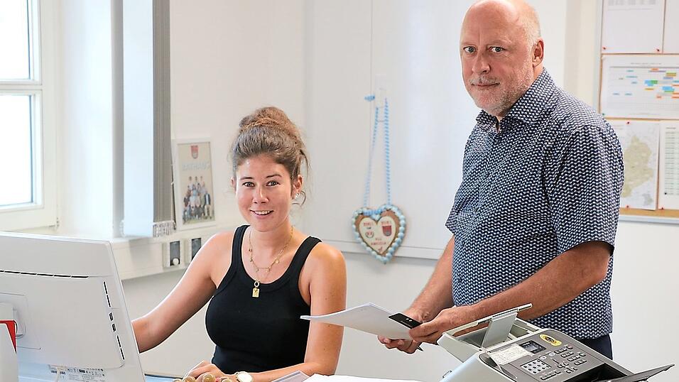 Noch im Vorzimmer, bald als Leiterin der Personalabteilung: Verwaltungs-Quereinsteigerin Katrin Wieselsberger (l.) mit Wörths Bürgermeister Stefan Scheibenzuber. Noch im Vorzimmer, bald als Leiterin der Personalabteilung: Verwaltungs-Quereinsteigerin Katrin Wieselsberger (l.) mit Wörths Bürgermeister Stefan Scheibenzuber.