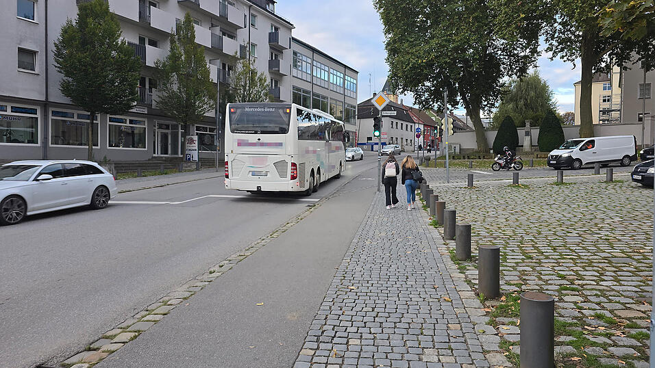 Egal ob zu Fu&szlig; oder mit dem Bus. Bis auf einige wenige Versp&auml;tungen sitzen alle Sch&uuml;ler laut Auskunft der Schulen zur ersten Stunde auf ihrem Platz. Abh&auml;ngig ist das nicht zuletzt davon, wo die Schulen im Stadtgebiet ihren Standort haben.