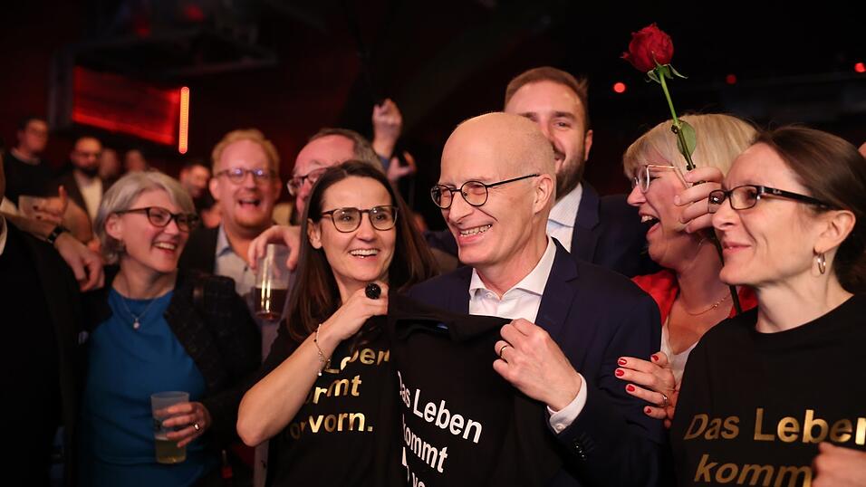 Peter Tschentscher (M.), Erster Bürgermeister von Hamburg, steht mit Rosen in der Hand bei der SPD-Wahlparty nach der Wahl zur Bürgerschaft auf der Bühne. Peter Tschentscher (M.), Erster Bürgermeister von Hamburg, steht mit Rosen in der Hand bei der SPD-Wahlparty nach der Wahl zur Bürgerschaft auf der Bühne.