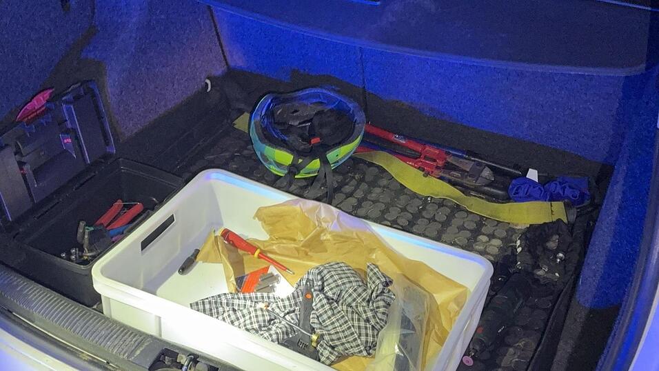 Im Kofferraum fanden sich Einbruchsutensilien und ein E-Scooter. Im Kofferraum fanden sich Einbruchsutensilien und ein E-Scooter.