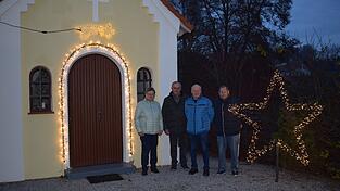 Franz Lorenz, Karl-Heinz Weber und Josef Kastenmeier haben die Kapelle geschmückt.