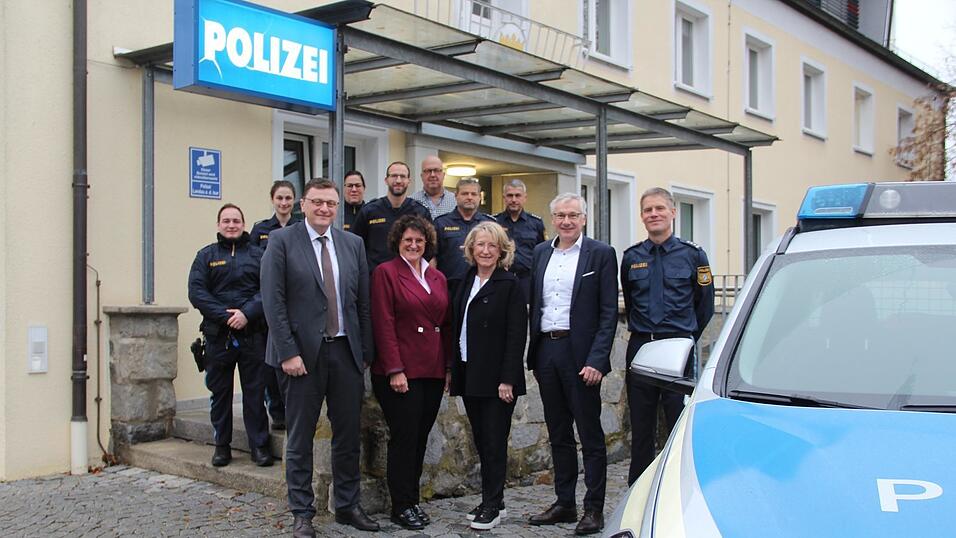 Die Mandatsträger aus Bund, Land, Bezirk und Landkreis tauschten sich mit den Polizisten aus. Die Mandatsträger aus Bund, Land, Bezirk und Landkreis tauschten sich mit den Polizisten aus.