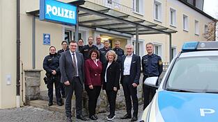 Die Mandatsträger aus Bund, Land, Bezirk und Landkreis tauschten sich mit den Polizisten aus. Die Mandatsträger aus Bund, Land, Bezirk und Landkreis tauschten sich mit den Polizisten aus.