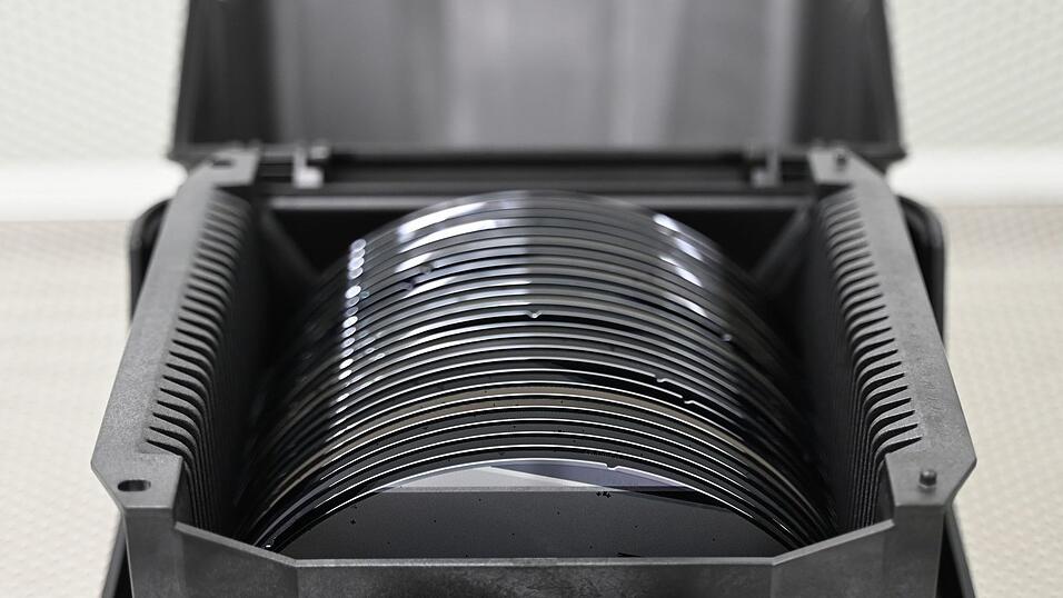 Die EU-Kommission will unter anderem die Versorgung mit Halbleitern sicherstellen. Im Bild: Zwischenprodukte, sogenannte Wafer, in den R&auml;umen des Halbleiterproduzenten Nexperia. (Symbolbild)