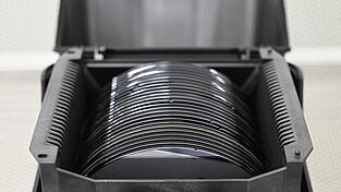Die EU-Kommission will unter anderem die Versorgung mit Halbleitern sicherstellen. Im Bild: Zwischenprodukte, sogenannte Wafer, in den R&auml;umen des Halbleiterproduzenten Nexperia. (Symbolbild)