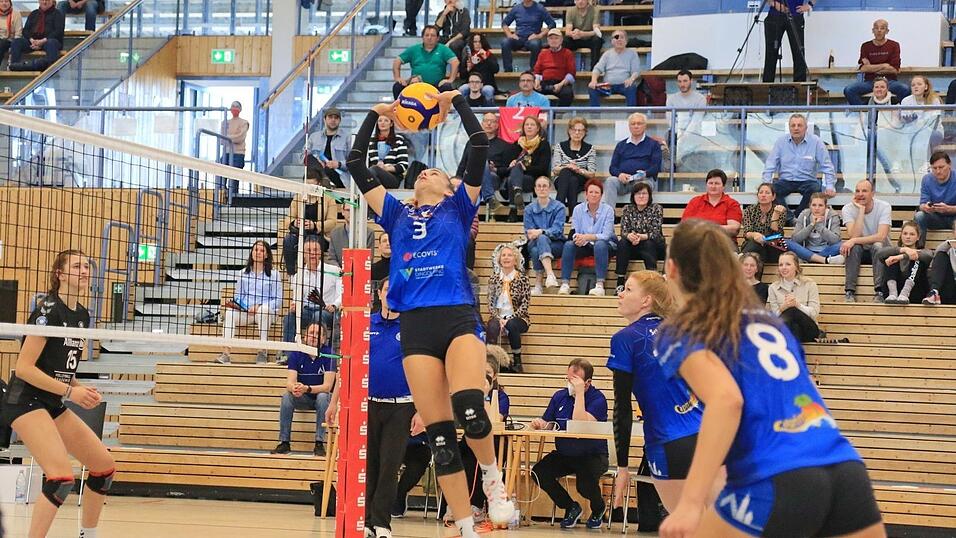 Führte klug Regie beim Heimsieg gegen Stuttgart und wurde als wertvollste Spielerin auf Seiten des TV Dingolfing gewählt: Zuspielerin Sonja Schweiger Führte klug Regie beim Heimsieg gegen Stuttgart und wurde als wertvollste Spielerin auf Seiten des TV Dingolfing gewählt: Zuspielerin Sonja Schweiger