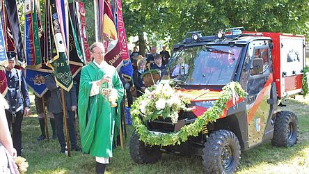 Pfarrer Michael Rei&szlig;er segnet das neue UTV der Obernrieder Wehr.