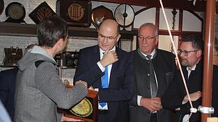 Finanzminister Albert Füracker, Landrat Franz Löffler und MdL Dr. Gerhard Hopp lassen sich „die Glasfasertechnik von vor 100 Jahren“ erklären. Finanzminister Albert Füracker, Landrat Franz Löffler und MdL Dr. Gerhard Hopp lassen sich „die Glasfasertechnik von vor 100 Jahren“ erklären.