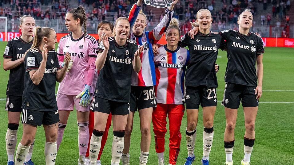 So sehen Siegerinnen aus - die Meisterschale ist aber nur aus Pappe.