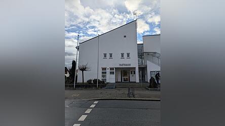 Im Bereich um das Rathaus soll bei der Sanierung der Dekan-Wagner-Straße auch die Neugestaltung der Ortsmitte einbezogen werden. Im Bereich um das Rathaus soll bei der Sanierung der Dekan-Wagner-Straße auch die Neugestaltung der Ortsmitte einbezogen werden.