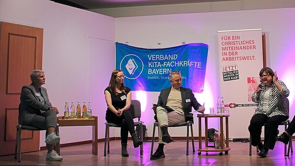 Die Teilnehmenden der Podiumsdiskussion (von links): Christine Muschalla, Veronika Lindner, Thomas Huber, Eleonore Hartl-Grötsch, Irina Schumacher, Sibylle Schuster. Die Teilnehmenden der Podiumsdiskussion (von links): Christine Muschalla, Veronika Lindner, Thomas Huber, Eleonore Hartl-Grötsch, Irina Schumacher, Sibylle Schuster.