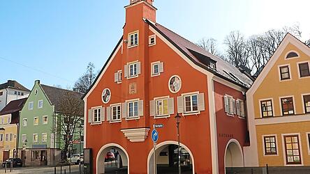 Wer regiert in den kommenden sechs Jahren im Mainburger Rathaus? Die B&uuml;rgermeisterwahl verspricht bei f&uuml;nf Kandidatinnen und Kandidaten Spannung.