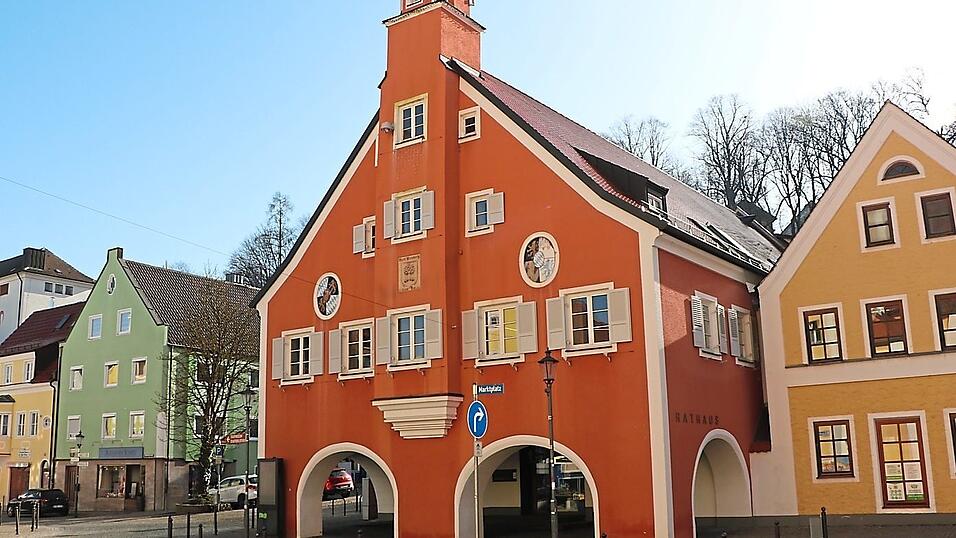 Wer regiert in den kommenden sechs Jahren im Mainburger Rathaus? Die B&uuml;rgermeisterwahl verspricht bei f&uuml;nf Kandidatinnen und Kandidaten Spannung.