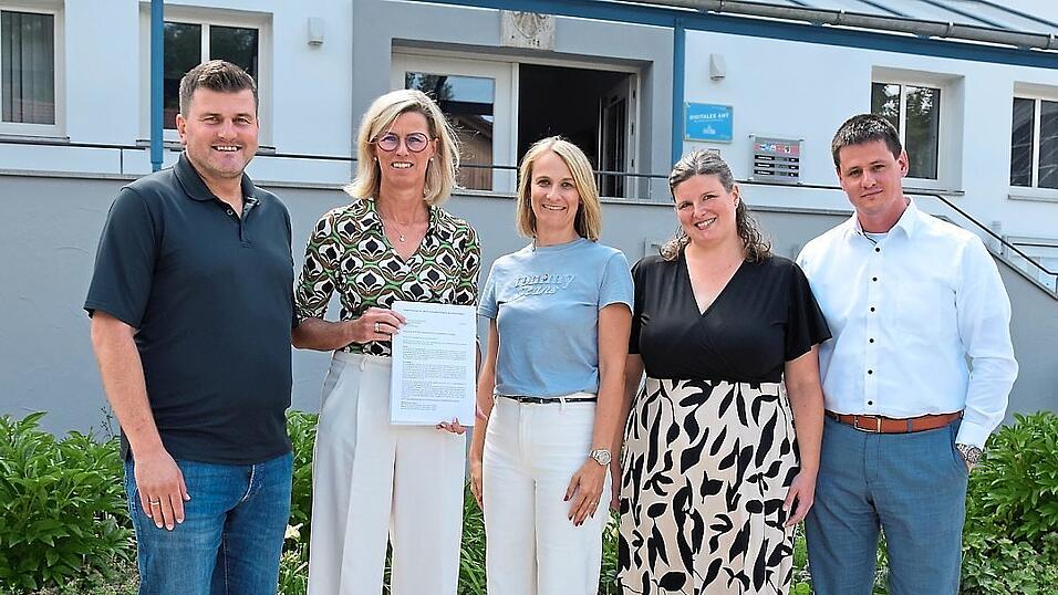 Matthias Brändle, Melanie Thurnhofer und Simone Blaschke übergaben den Bürgerantrag an Bürgermeisterin Elisabeth Winklmaier-Wenzl und Vize-Bürgermeister Johannes Mitterhuber. Matthias Brändle, Melanie Thurnhofer und Simone Blaschke übergaben den Bürgerantrag an Bürgermeisterin Elisabeth Winklmaier-Wenzl und Vize-Bürgermeister Johannes Mitterhuber.