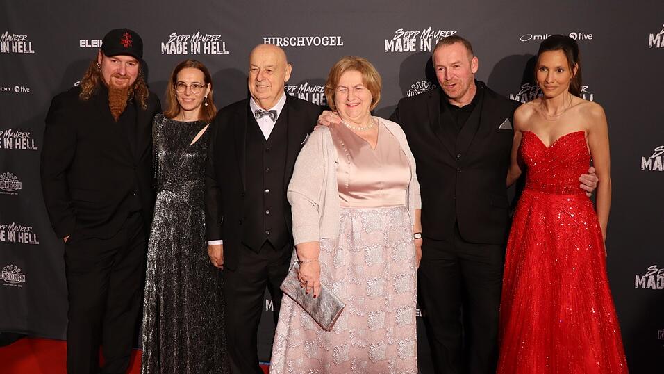 Die Br&uuml;der Lucki (links) und Sepp Maurer (Zweiter von rechts) mit ihren Ehefrauen und den Eltern.