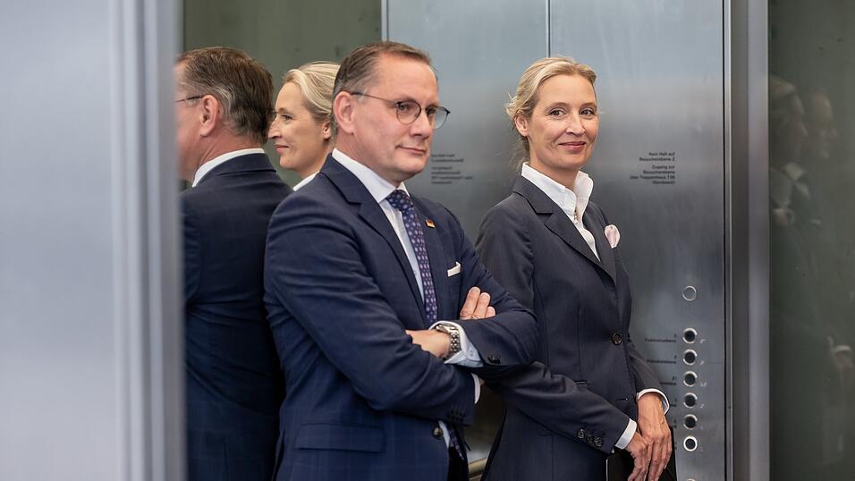Als einen 'Schritt in die richtige Richtung' bezeichnen die AfD-Parteichefs Alice Weidel und Tino Chrupalla die Stillhaltezusage. Als einen 'Schritt in die richtige Richtung' bezeichnen die AfD-Parteichefs Alice Weidel und Tino Chrupalla die Stillhaltezusage.