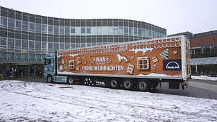 Der MAN-Weihnachtstruck parkte direkt vor der Regensburger Uniklinik.