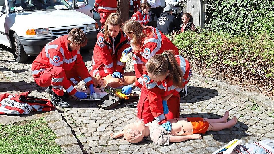 Ein schwerer Verkehrsunfall am Kirchenvorplatz forderte volle Konzentration der Helfer bei der Versorgung der Verletzten.