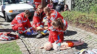 Ein schwerer Verkehrsunfall am Kirchenvorplatz forderte volle Konzentration der Helfer bei der Versorgung der Verletzten.