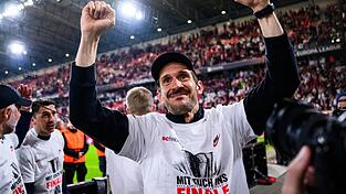 Julian Schuster jubelte emotional über den Finaleinzug - und möchte seinen Weg mit dem SC Freiburg nun krönen. (Archivbild) Julian Schuster jubelte emotional über den Finaleinzug - und möchte seinen Weg mit dem SC Freiburg nun krönen. (Archivbild)