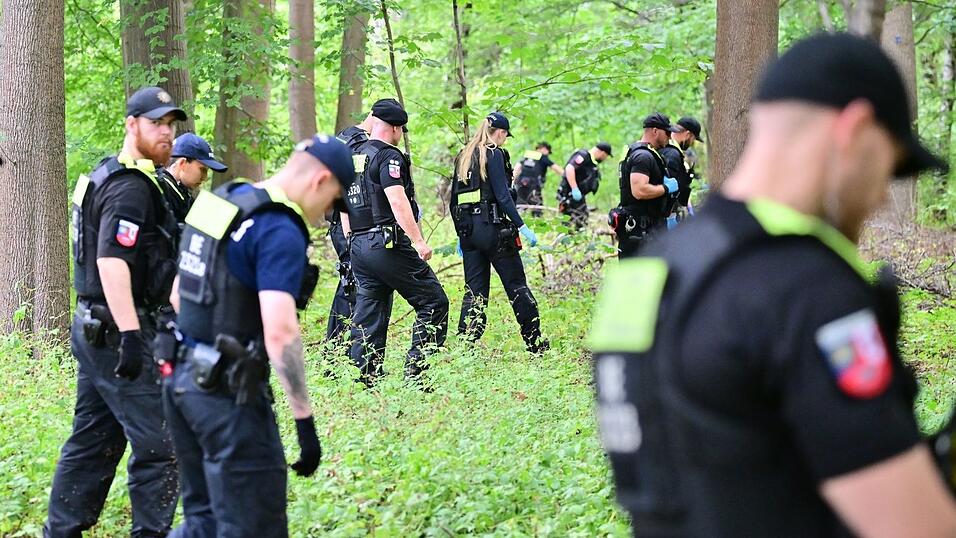Die Polizei durchsuchte das Unterholz nahe dem Tatort. Die Polizei durchsuchte das Unterholz nahe dem Tatort.