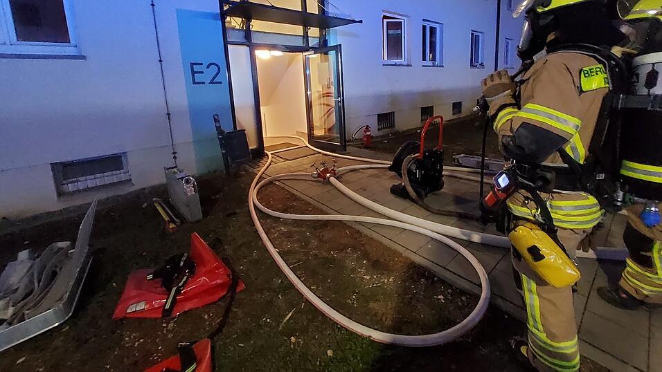 Die Feuerwehr Regensburg und die Freiwillige Feuerwehr Burgweinting brachten den Brand gemeinsam unter Kontrolle Die Feuerwehr Regensburg und die Freiwillige Feuerwehr Burgweinting brachten den Brand gemeinsam unter Kontrolle