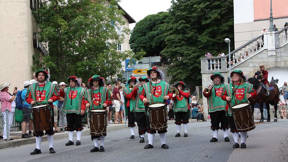 Die schönsten Augenblicke des historischen Drachenstich-Festzuges 2016. Die schönsten Augenblicke des historischen Drachenstich-Festzuges 2016.