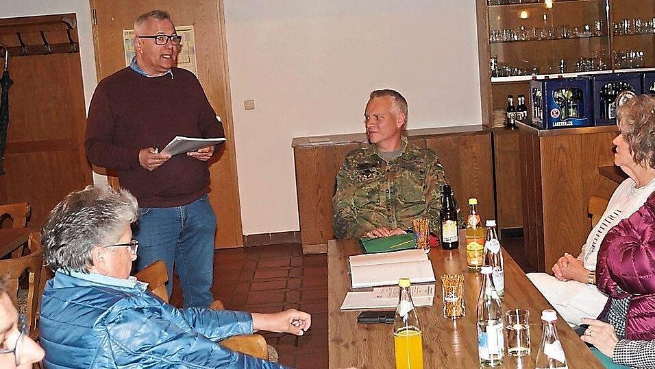 Der Vorsitzende der Kolpingsfamilie, Michael Fleck, moderiert den Abend mit Kommandeur Oberstleutnant Tobias Gößlbauer. Der Vorsitzende der Kolpingsfamilie, Michael Fleck, moderiert den Abend mit Kommandeur Oberstleutnant Tobias Gößlbauer.