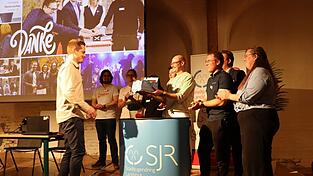 Das neue Vorstandsteam um Vorsitzenden Florian Zierer (Mitte, mit Geschenk in der Hand) nahm &bdquo;schweren Herzens&ldquo; Abschied von Florian Lechner (links).