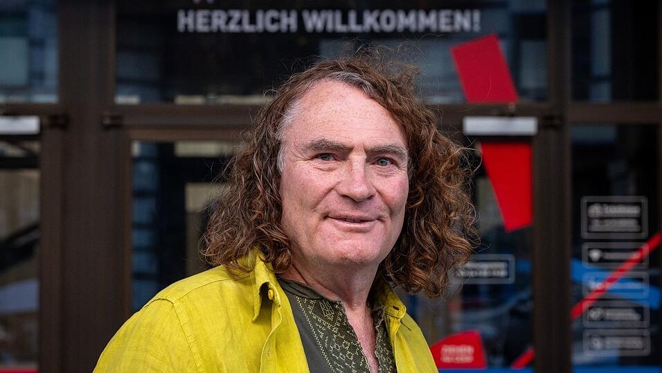 Henry Lindemeier protestiert fast jeden Tag als Ein-Mann-Mahnwache vor dem Russischen Haus. Henry Lindemeier protestiert fast jeden Tag als Ein-Mann-Mahnwache vor dem Russischen Haus.