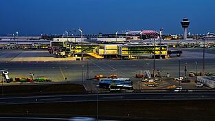 Zeitweise durfte am Sonntag kein Flugzeug am Münchner Flughafen abheben. (Archivbild) Zeitweise durfte am Sonntag kein Flugzeug am Münchner Flughafen abheben. (Archivbild)